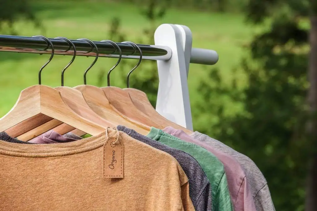 Vêtements ranger sur des cintres